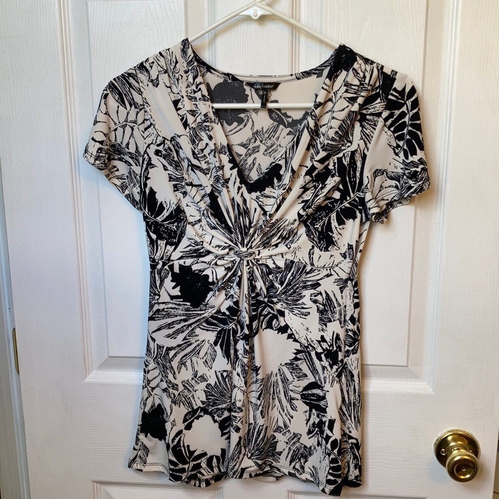 Daisy Fuentes Women’s Floral Blouse Size XS